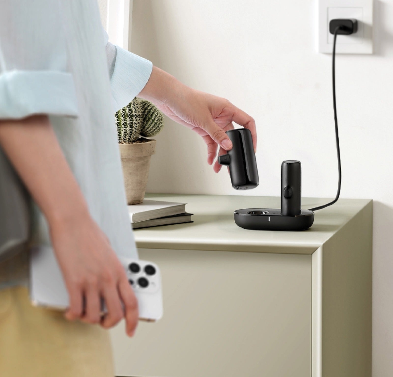 Asli Global Multi Link Connect Duo Mini Power Station With 1USB-C & 1 Lightning Connector Asli Global Multi Link Connect Duo Mini Power Station With 1USB-C & 1 Lightning Connector